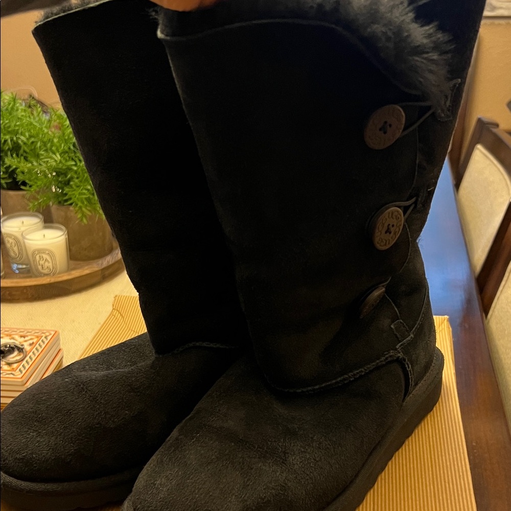 UGG Bailey Button Triplet Boot. Black size 5 (in Kids, women’s 6.5-7)